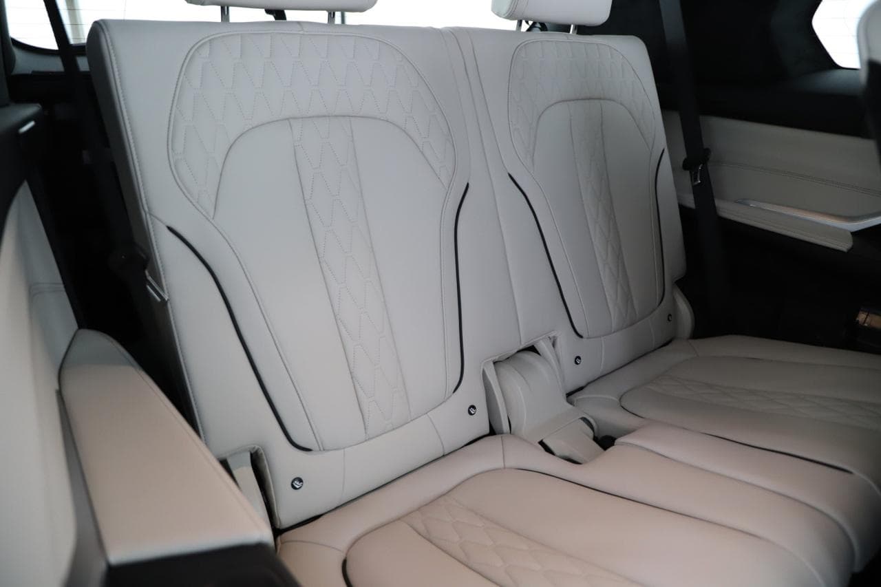 2025 BMW X7 - 25
