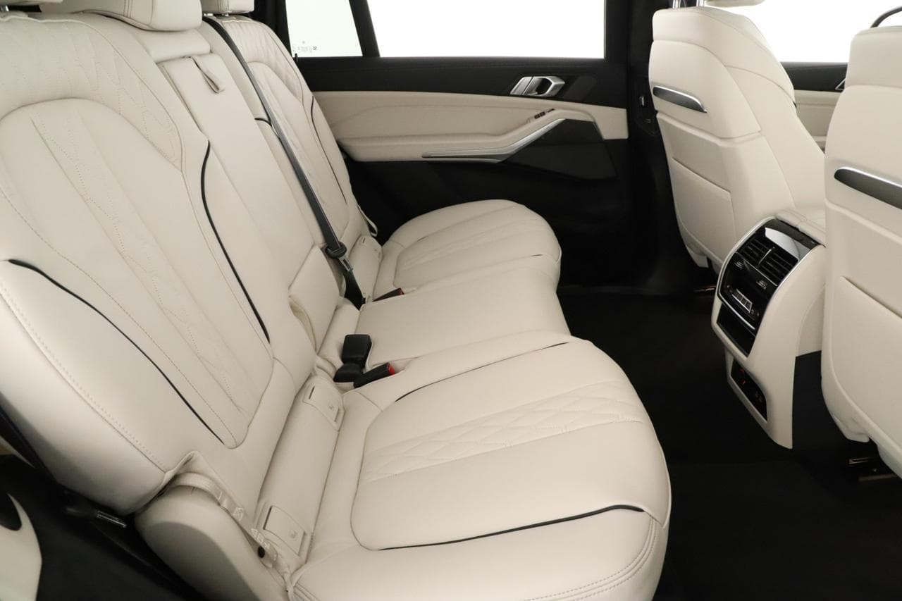 2025 BMW X7 - 18