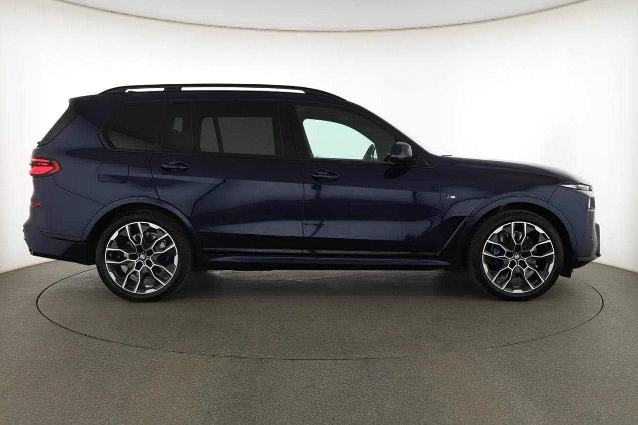 2025 BMW X7 - 13