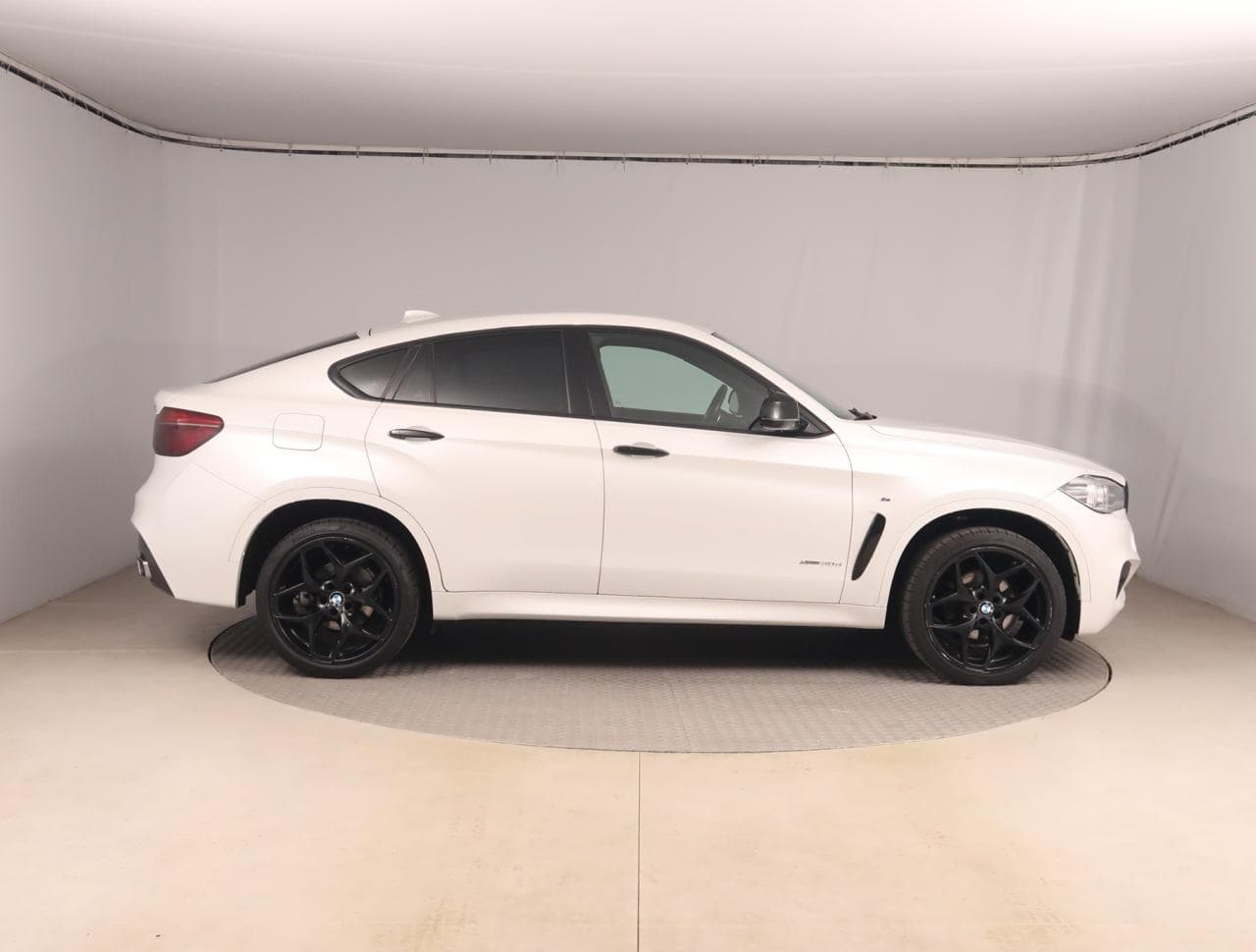 2017 BMW X6 - 8