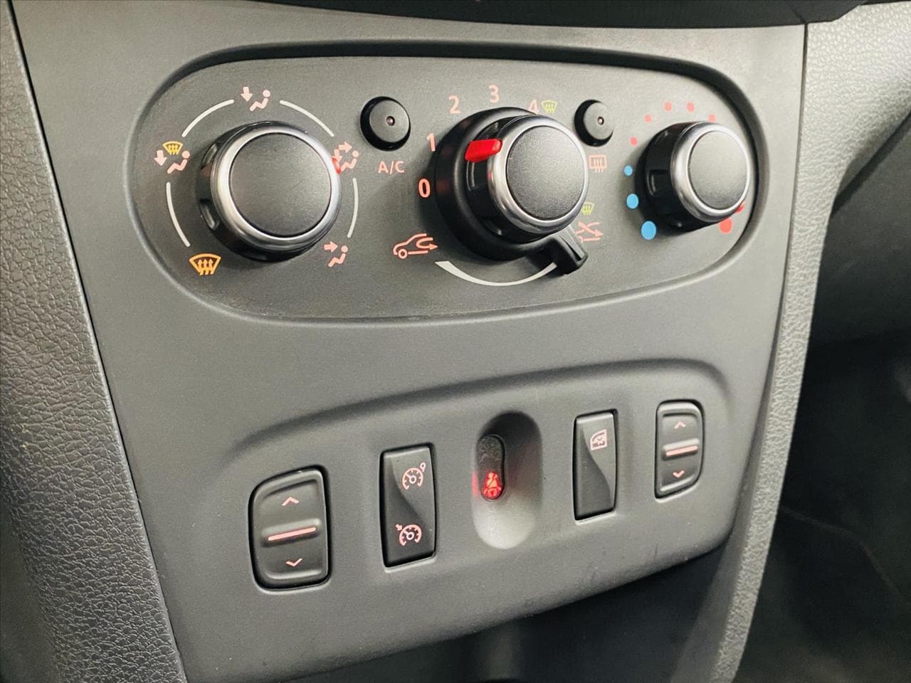 2017 Dacia Logan - 18