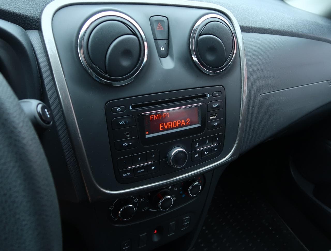 2015 Dacia Sandero - 18