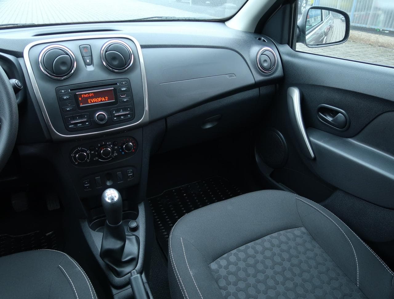 2015 Dacia Sandero - 11