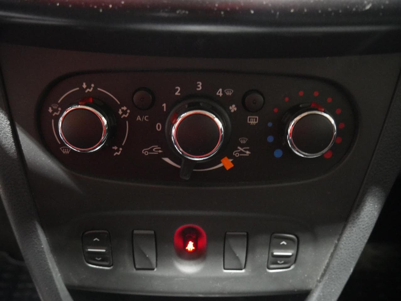 2015 Dacia Sandero - 25