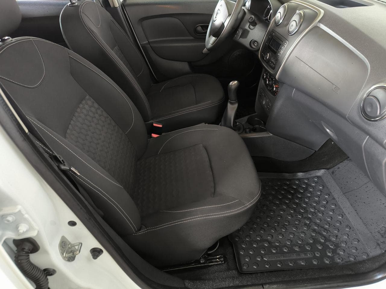2016 Dacia Sandero - 23