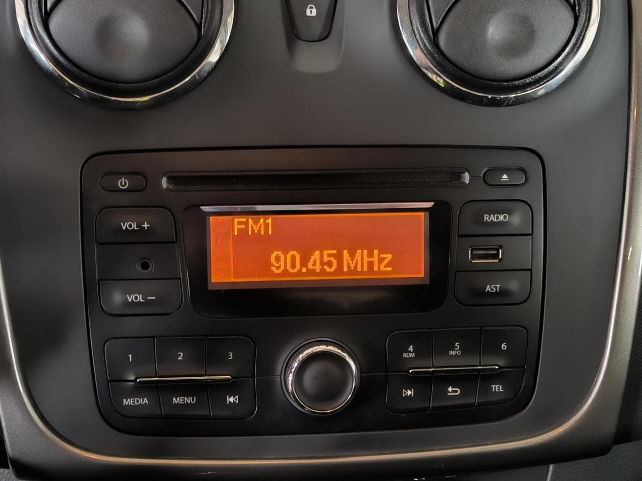 2016 Dacia Sandero - 27