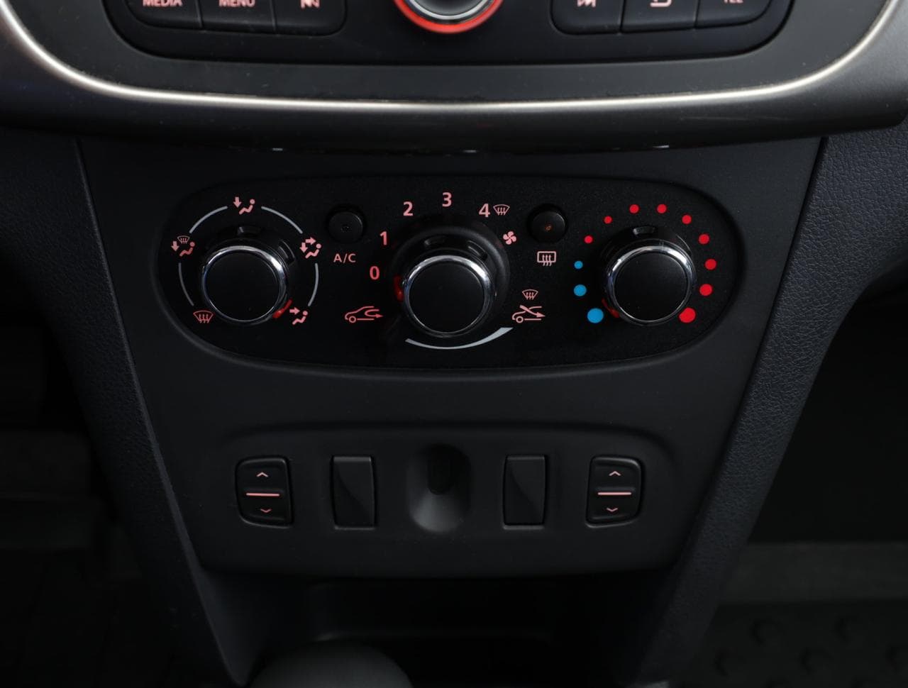 2016 Dacia Sandero - 31