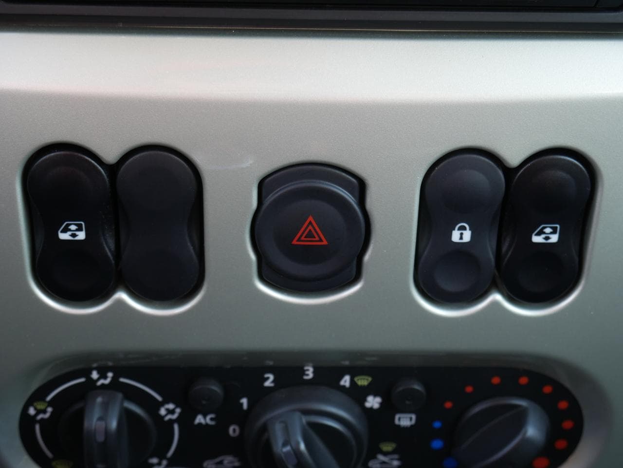 2012 Dacia SANDERO - 12