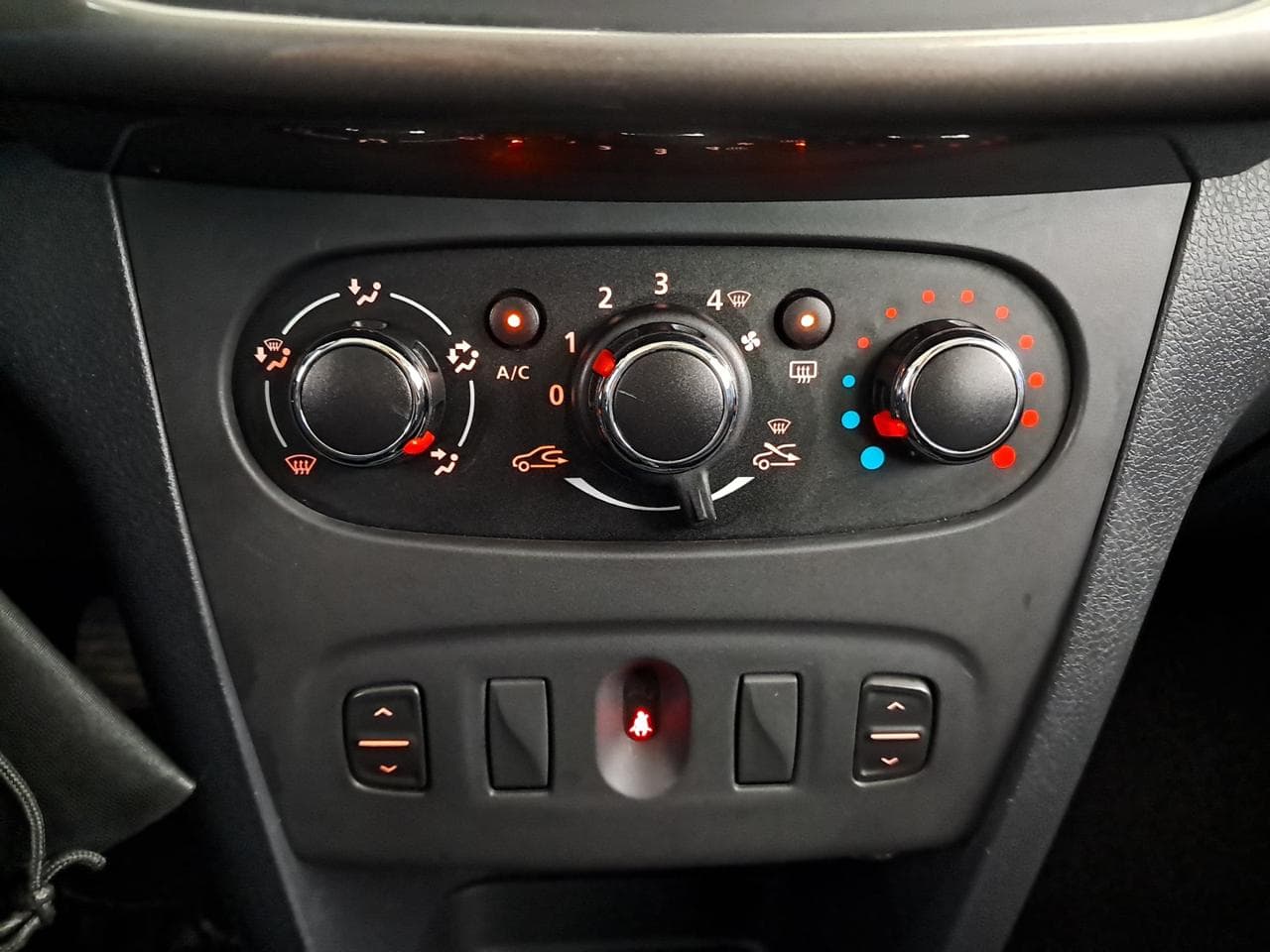 2016 Dacia SANDERO - 38