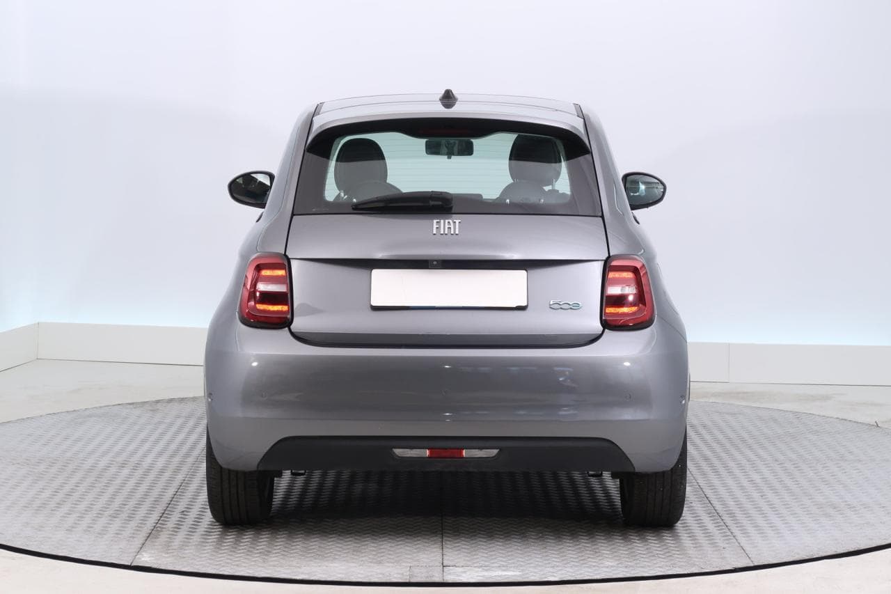 2021 Fiat 500e - 10
