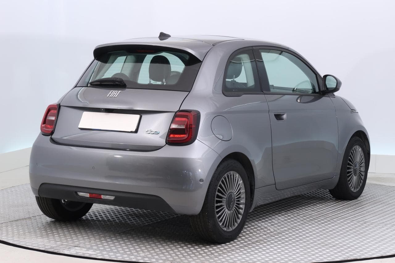 2021 Fiat 500e - 12