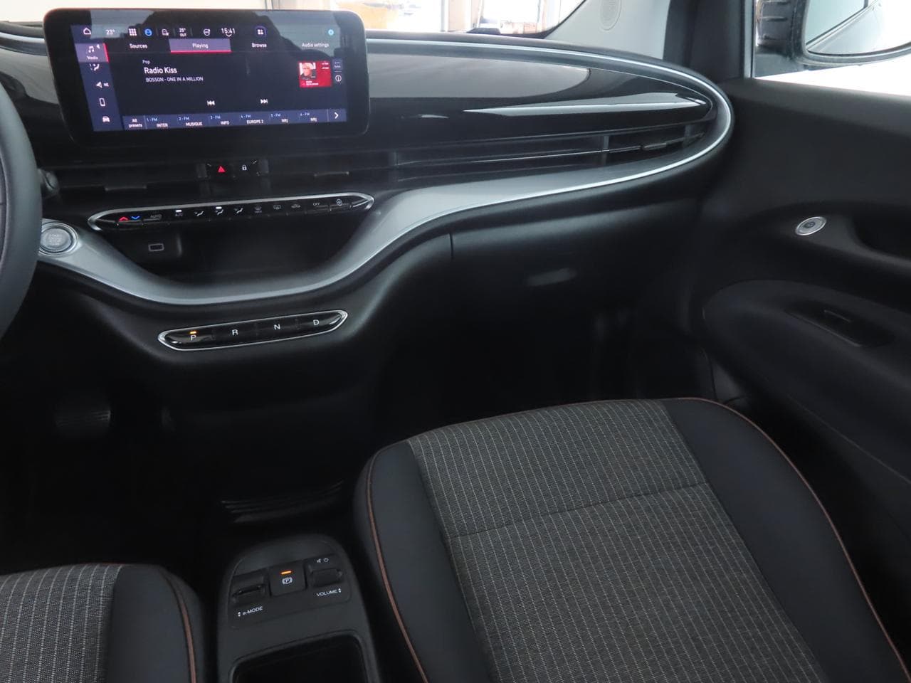 2022 Fiat 500e - 11