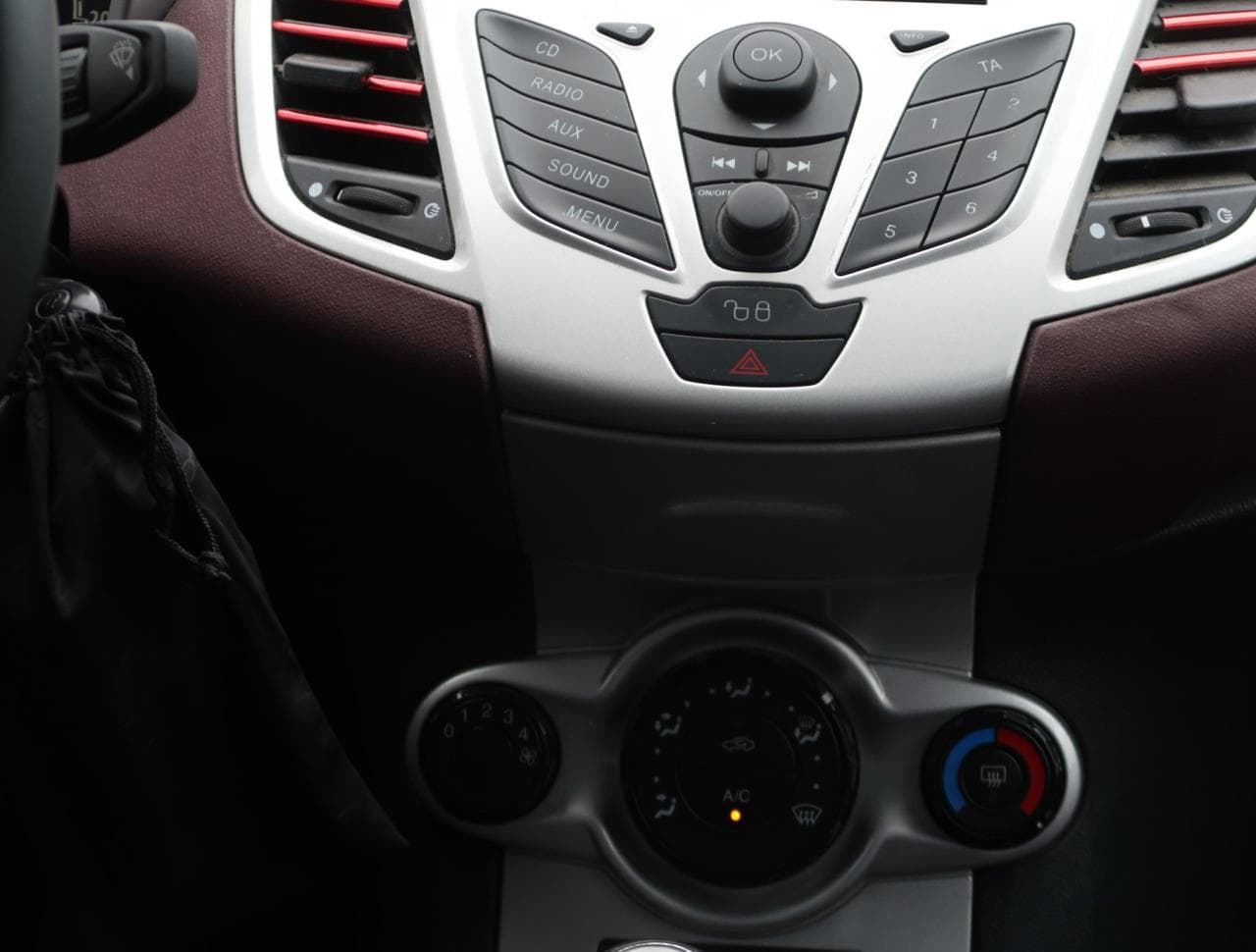 2009 Ford Fiesta - 18