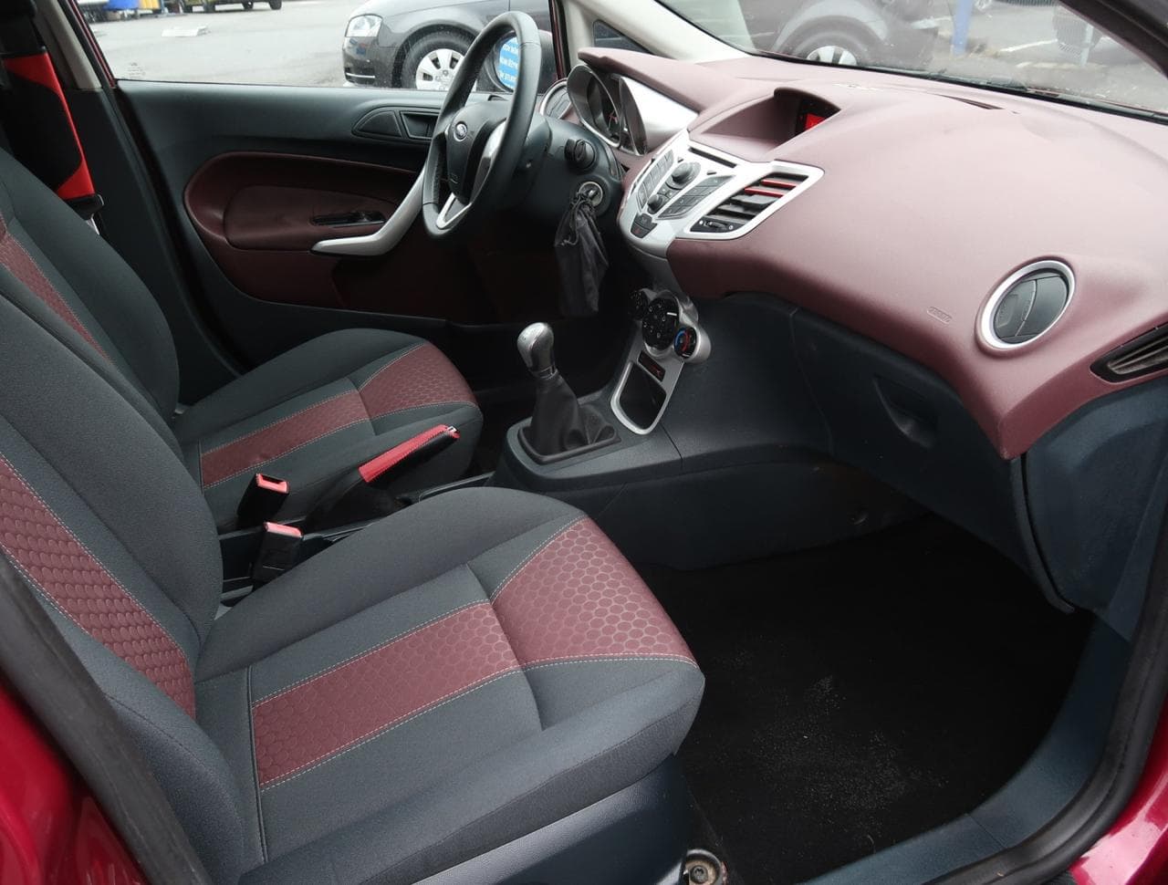 2009 Ford Fiesta - 12