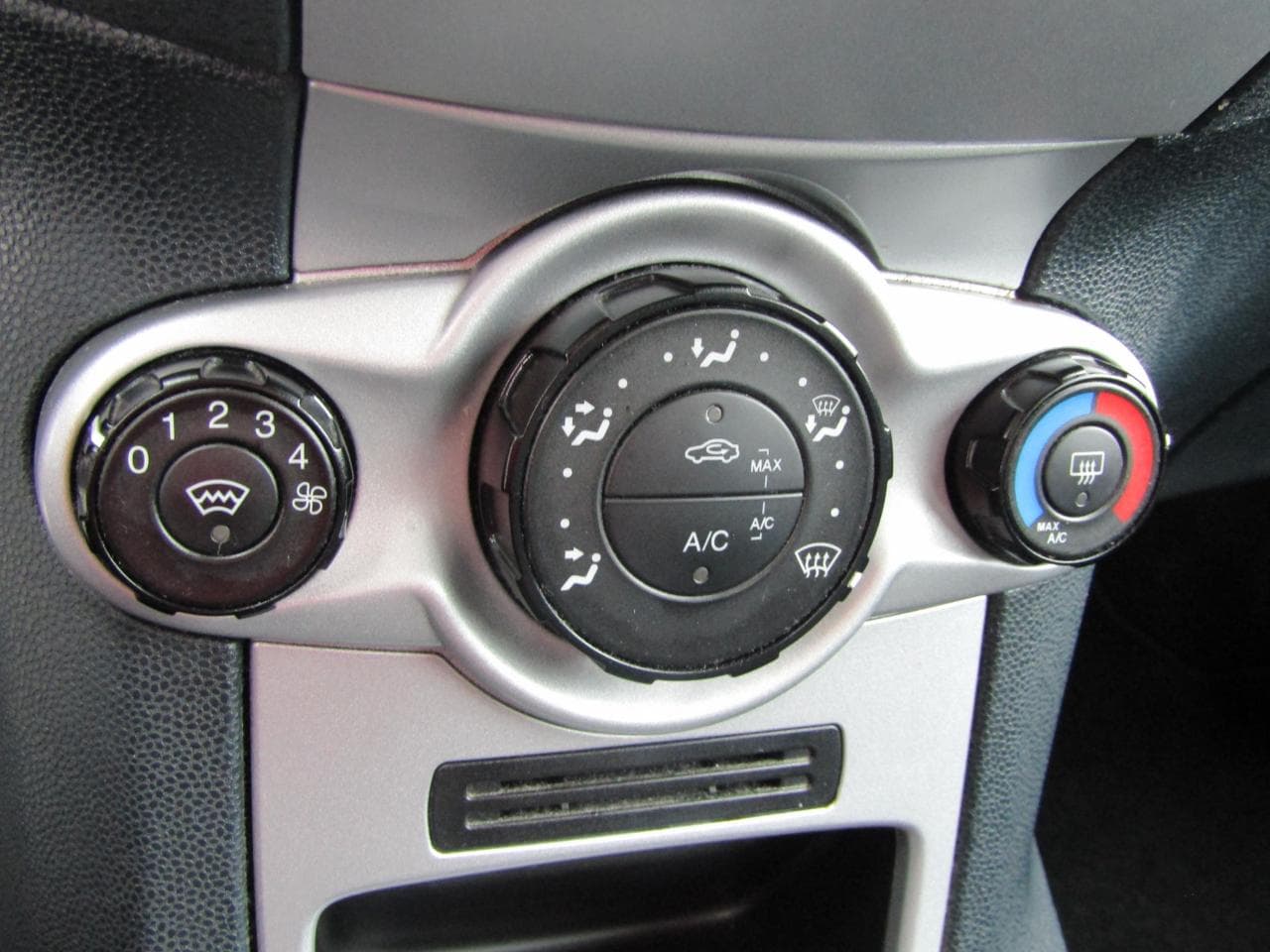 2012 Ford FIESTA - 12