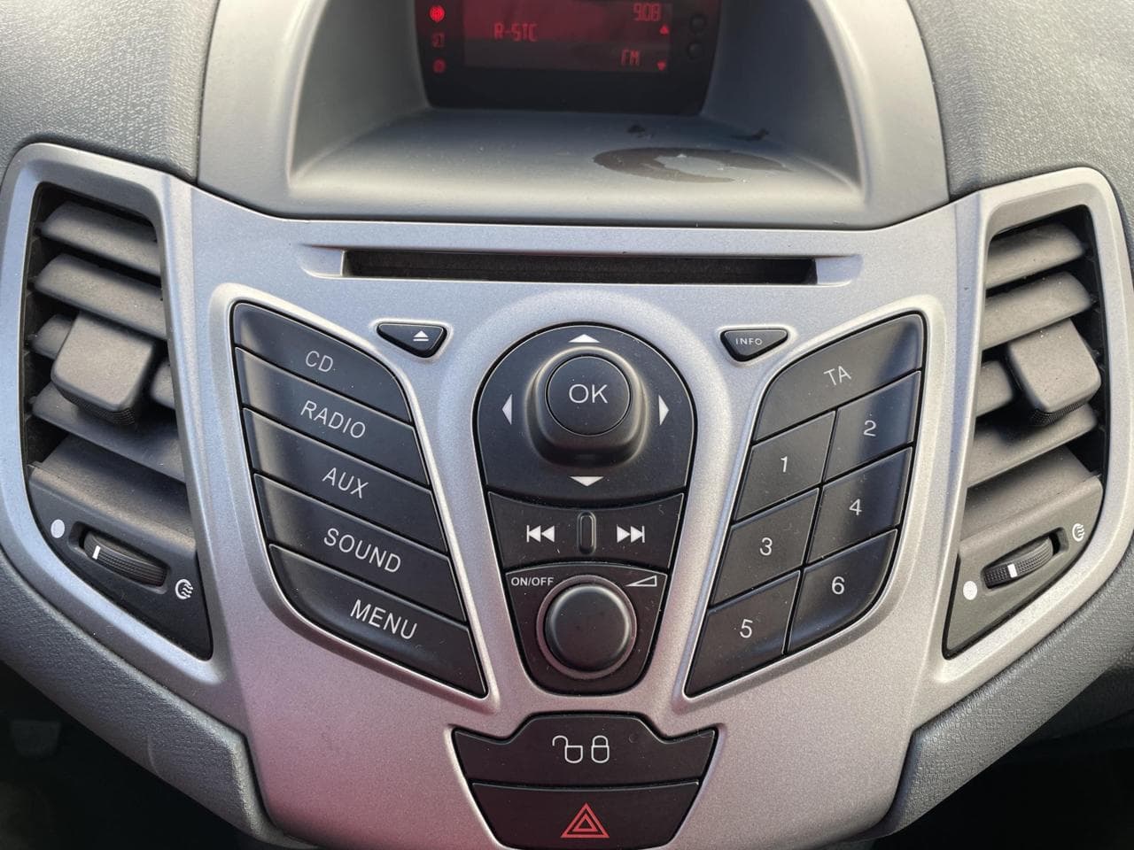 2009 Ford Fiesta - 13