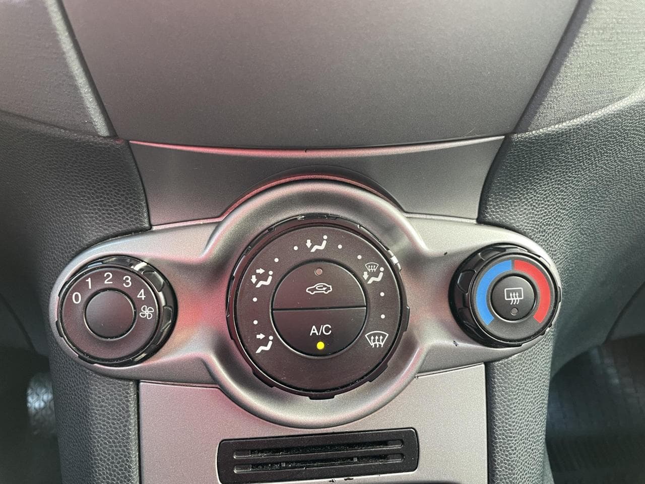 2009 Ford Fiesta - 14