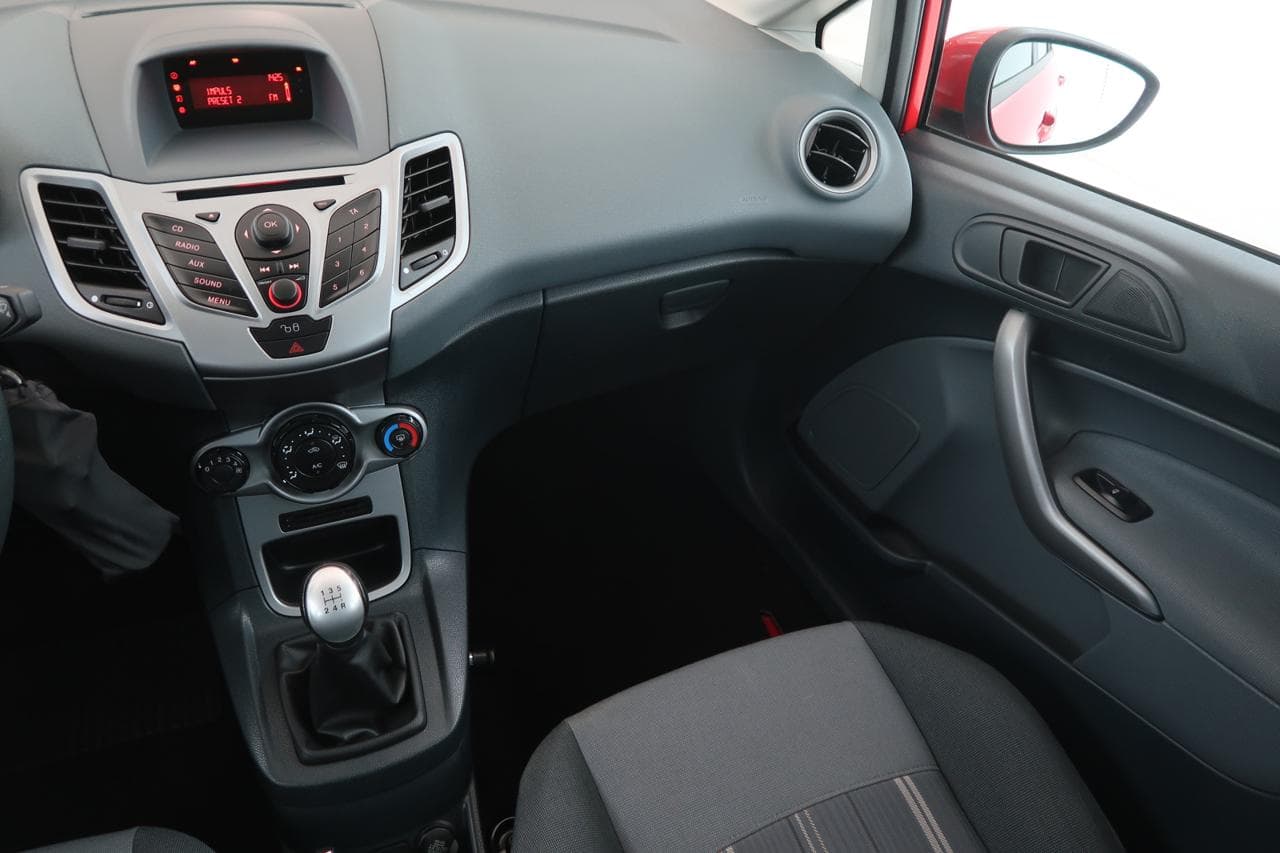 2009 Ford Fiesta - 11