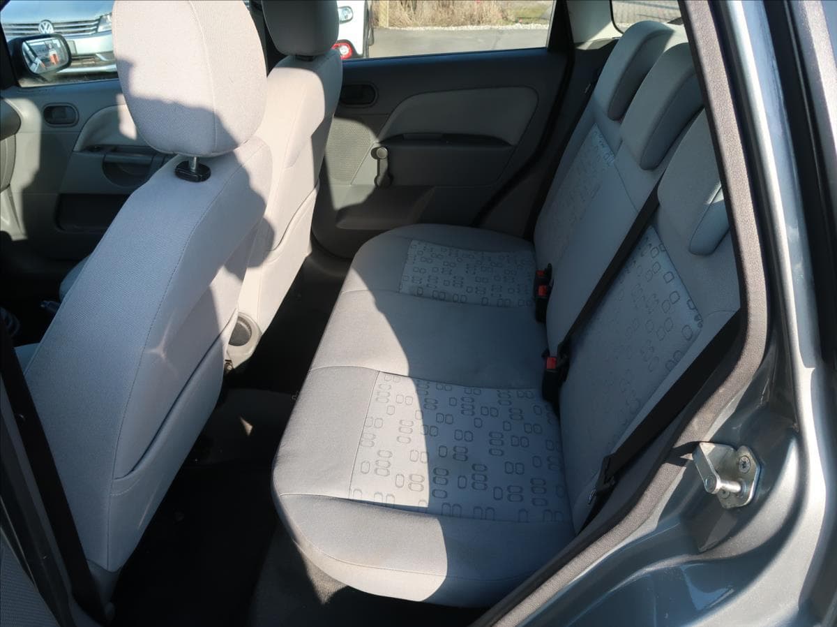 2002 Ford Fiesta - 16