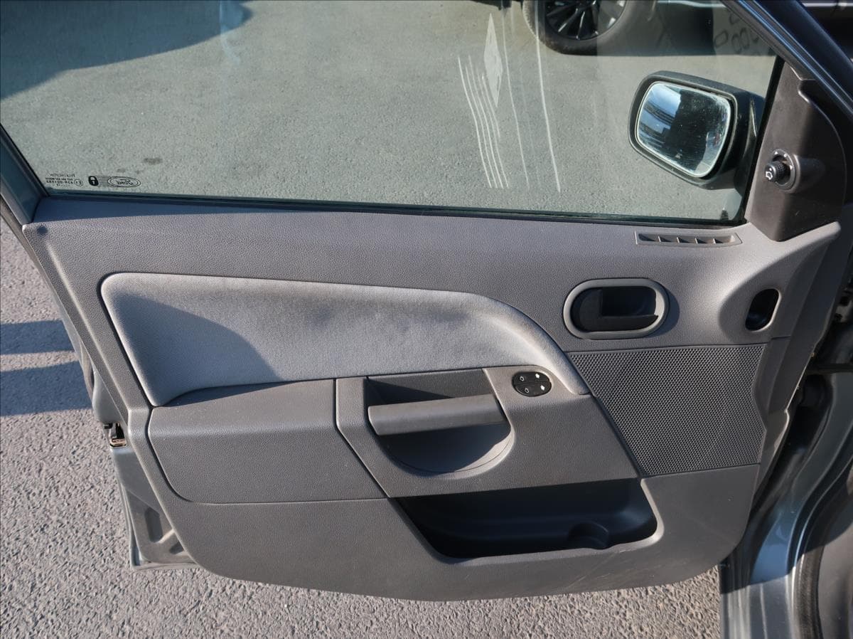 2002 Ford Fiesta - 18