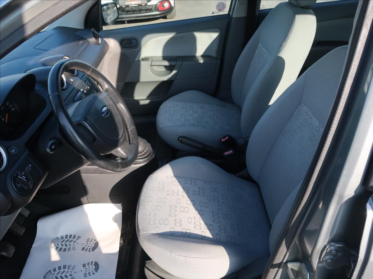 2002 Ford Fiesta - 12