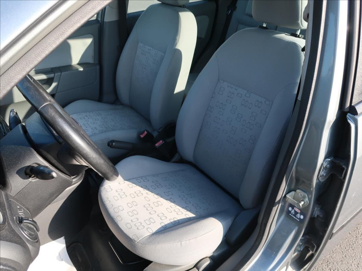 2002 Ford Fiesta - 10