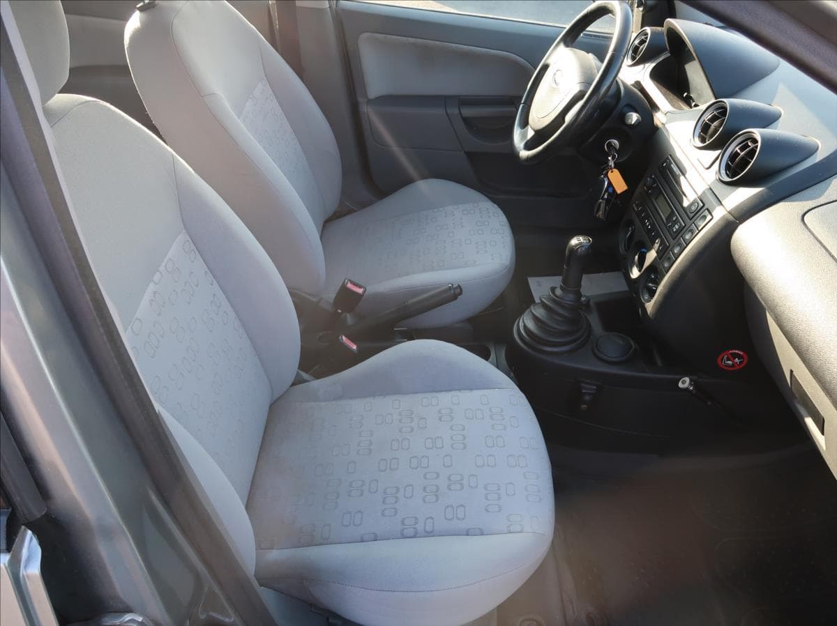 2002 Ford Fiesta - 13