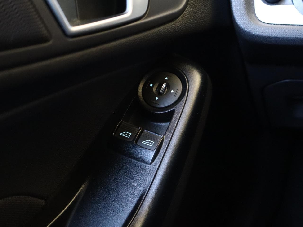 2013 Ford Fiesta - 19