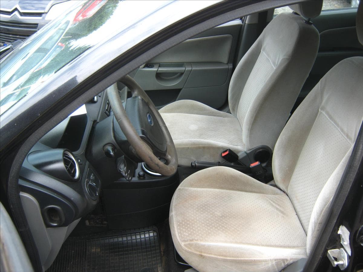 2002 Ford Fiesta - 10