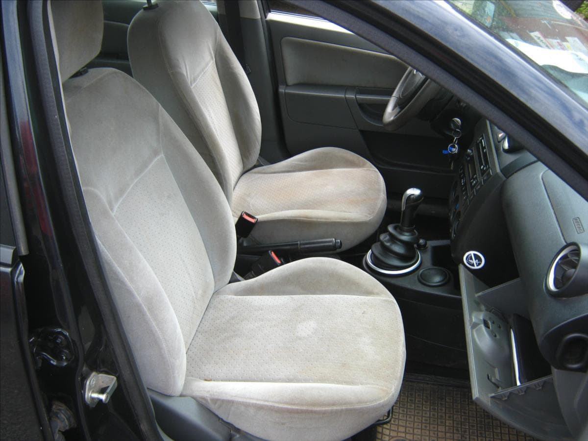 2002 Ford Fiesta - 13