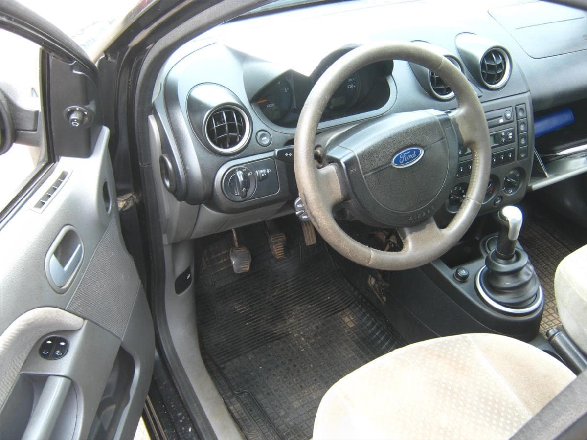2002 Ford Fiesta - 9