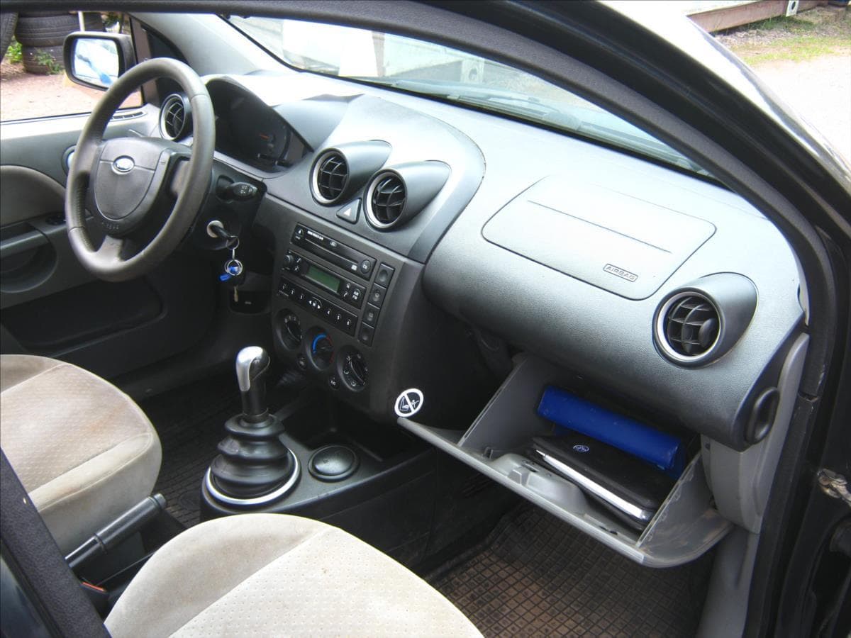 2002 Ford Fiesta - 14