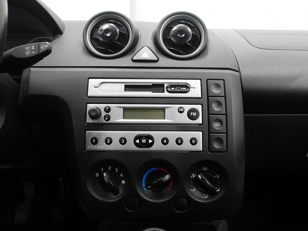 2004 Ford FIESTA - 13