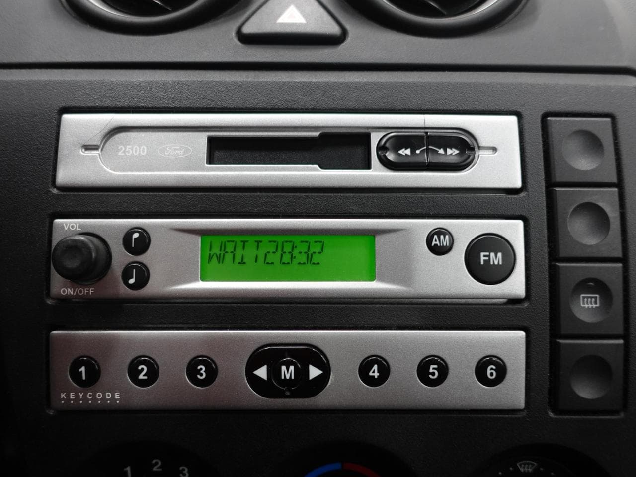 2004 Ford FIESTA - 15