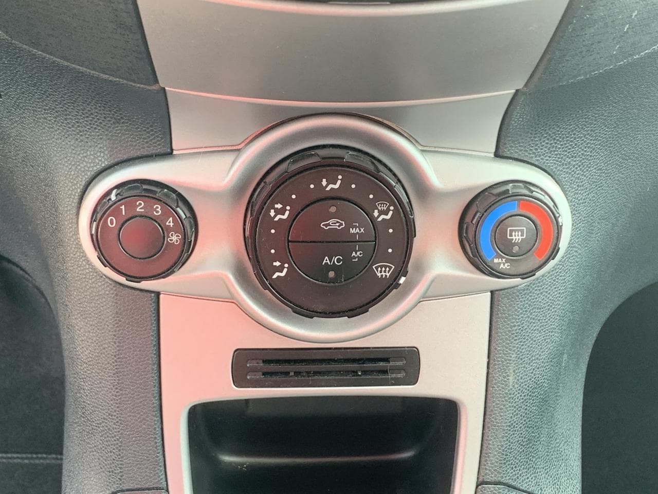 2012 Ford FIESTA - 18