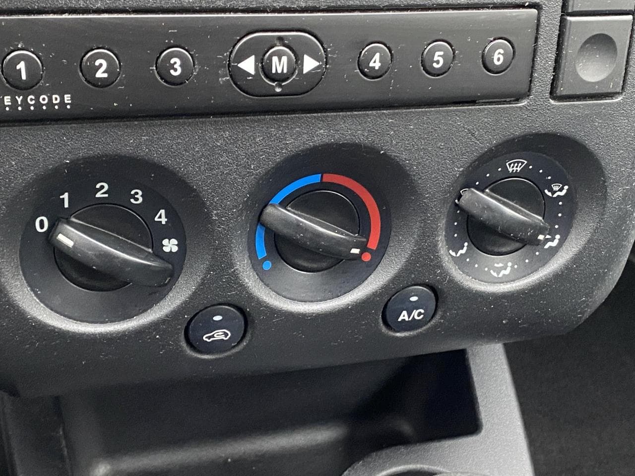2004 Ford FIESTA - 10