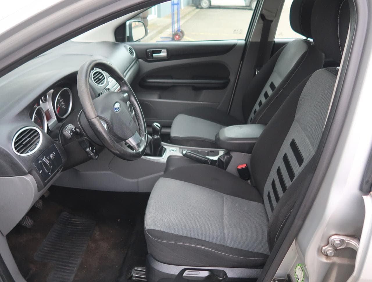 2009 Ford Focus - 16