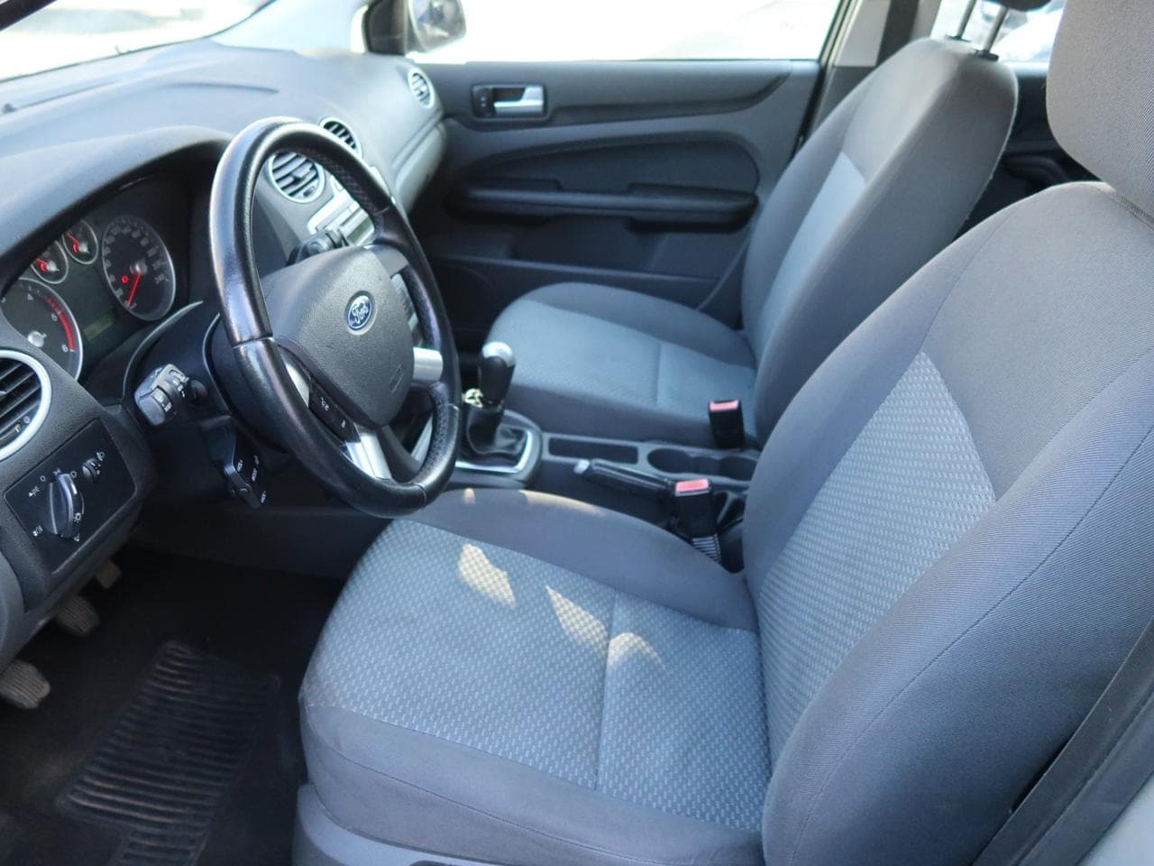 2005 Ford FOCUS - 16