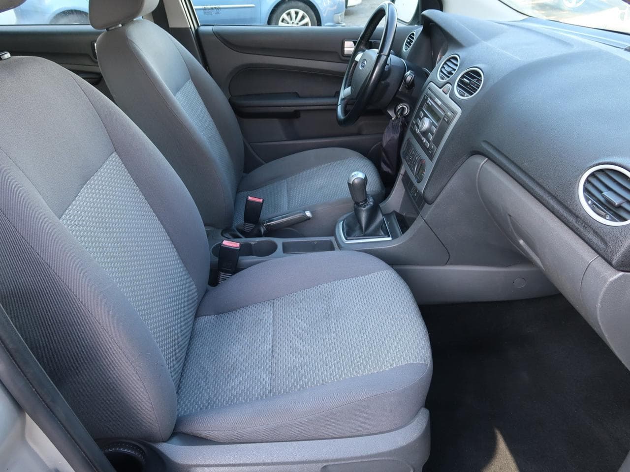 2005 Ford FOCUS - 12