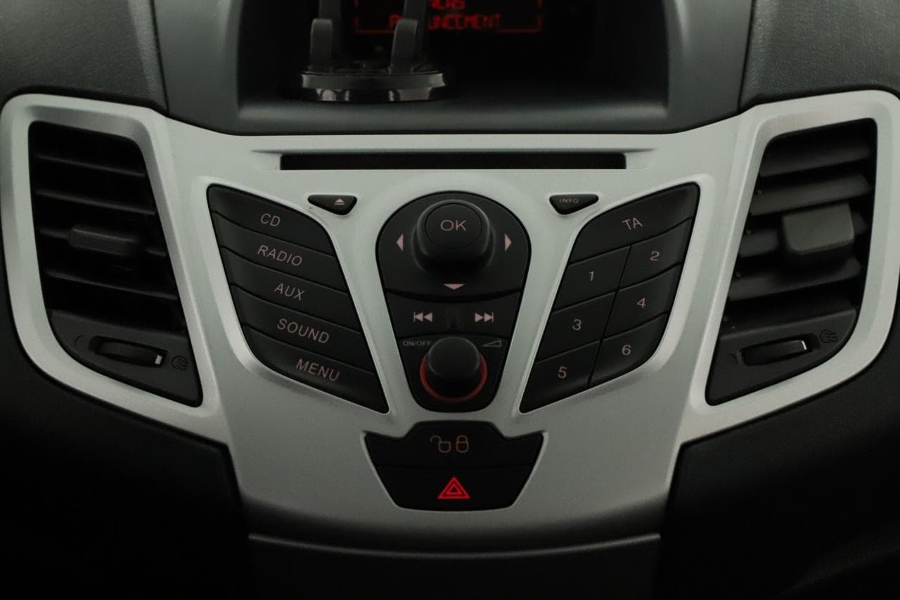 2011 Ford FIESTA - 17