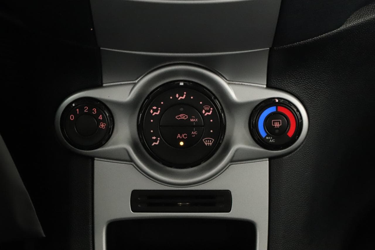2011 Ford FIESTA - 19