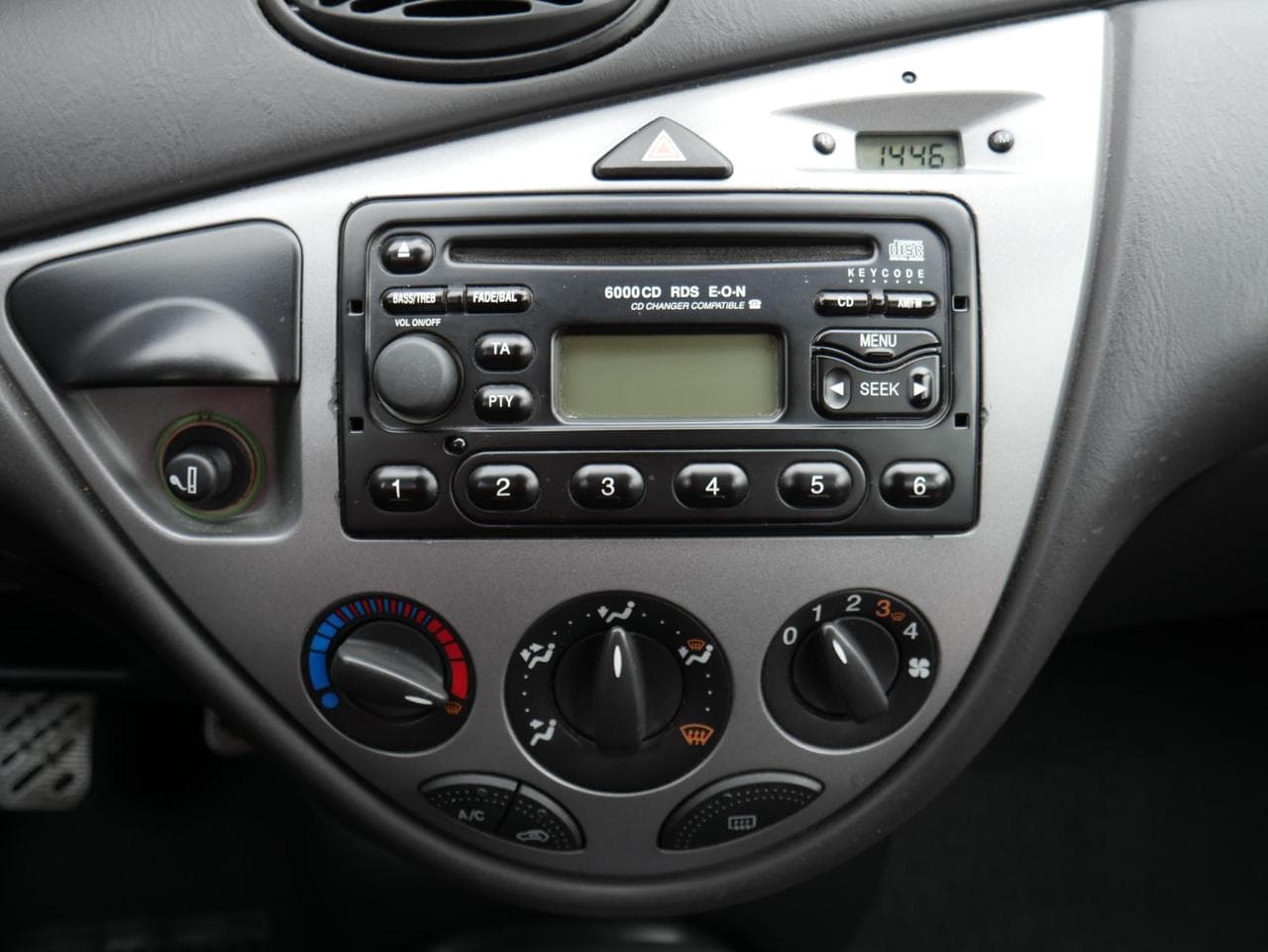 2001 Ford FOCUS - 22