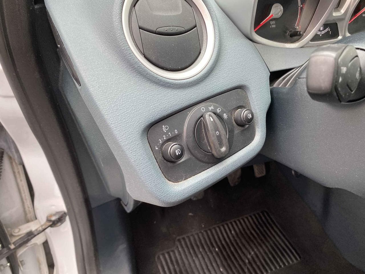 2011 Ford FIESTA - 14