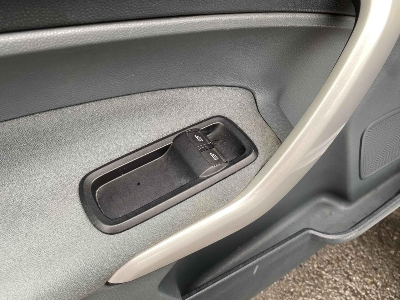 2011 Ford FIESTA - 12