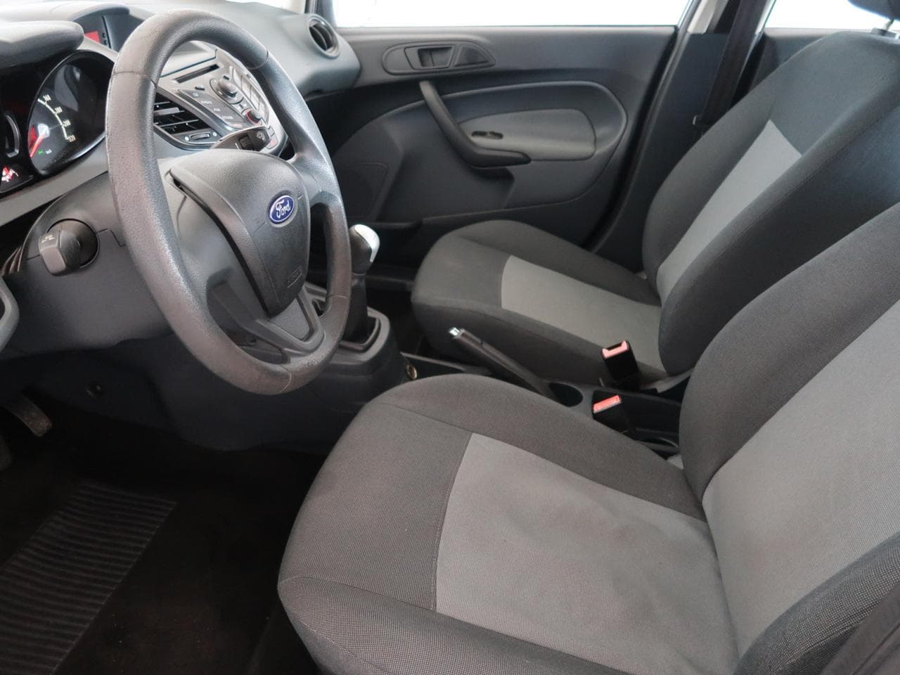 2010 Ford FIESTA - 28