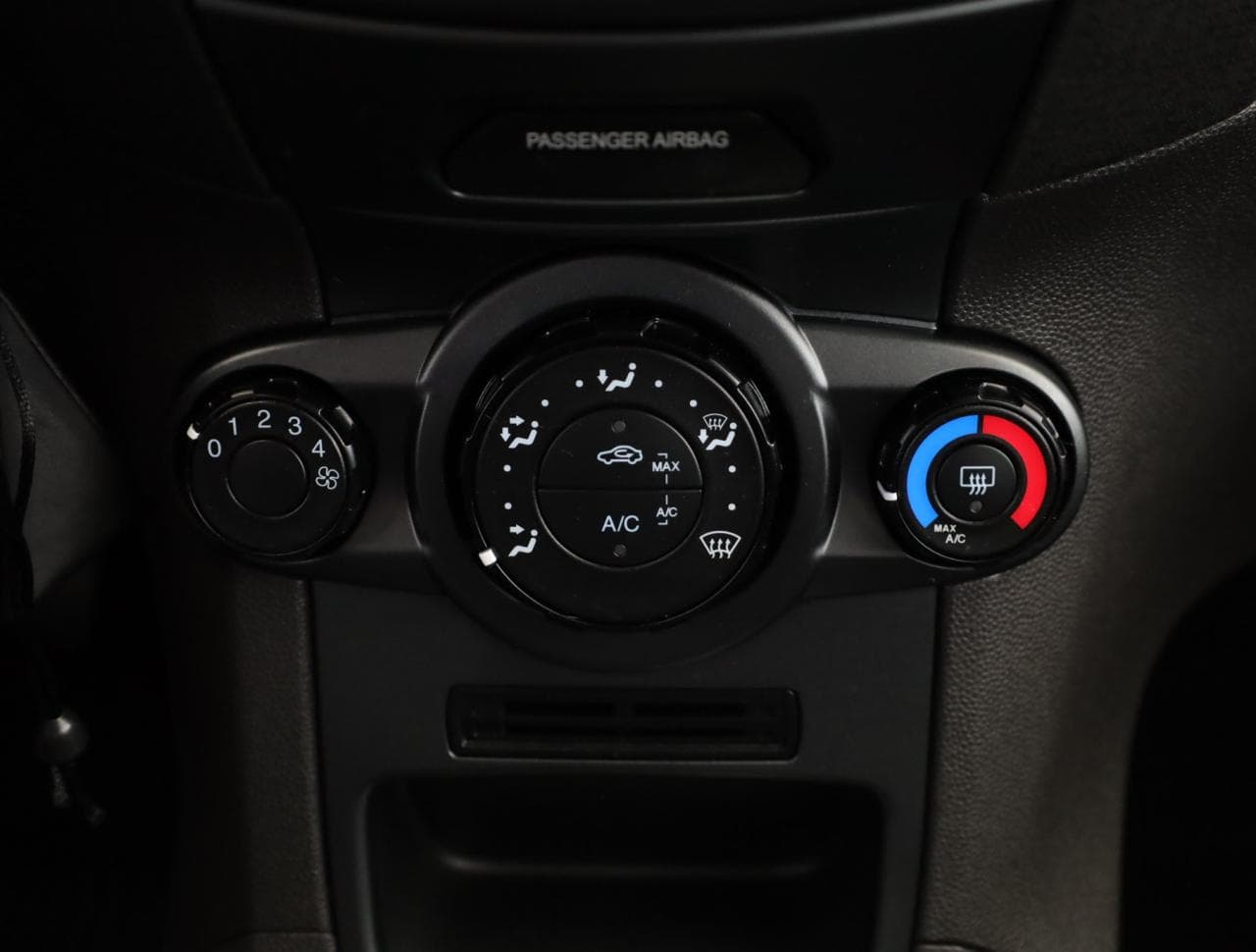2015 Ford FIESTA - 32
