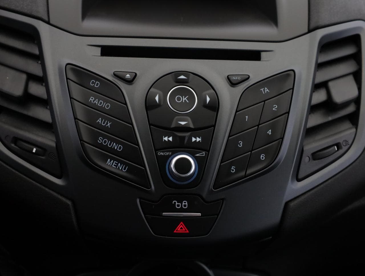 2015 Ford FIESTA - 34