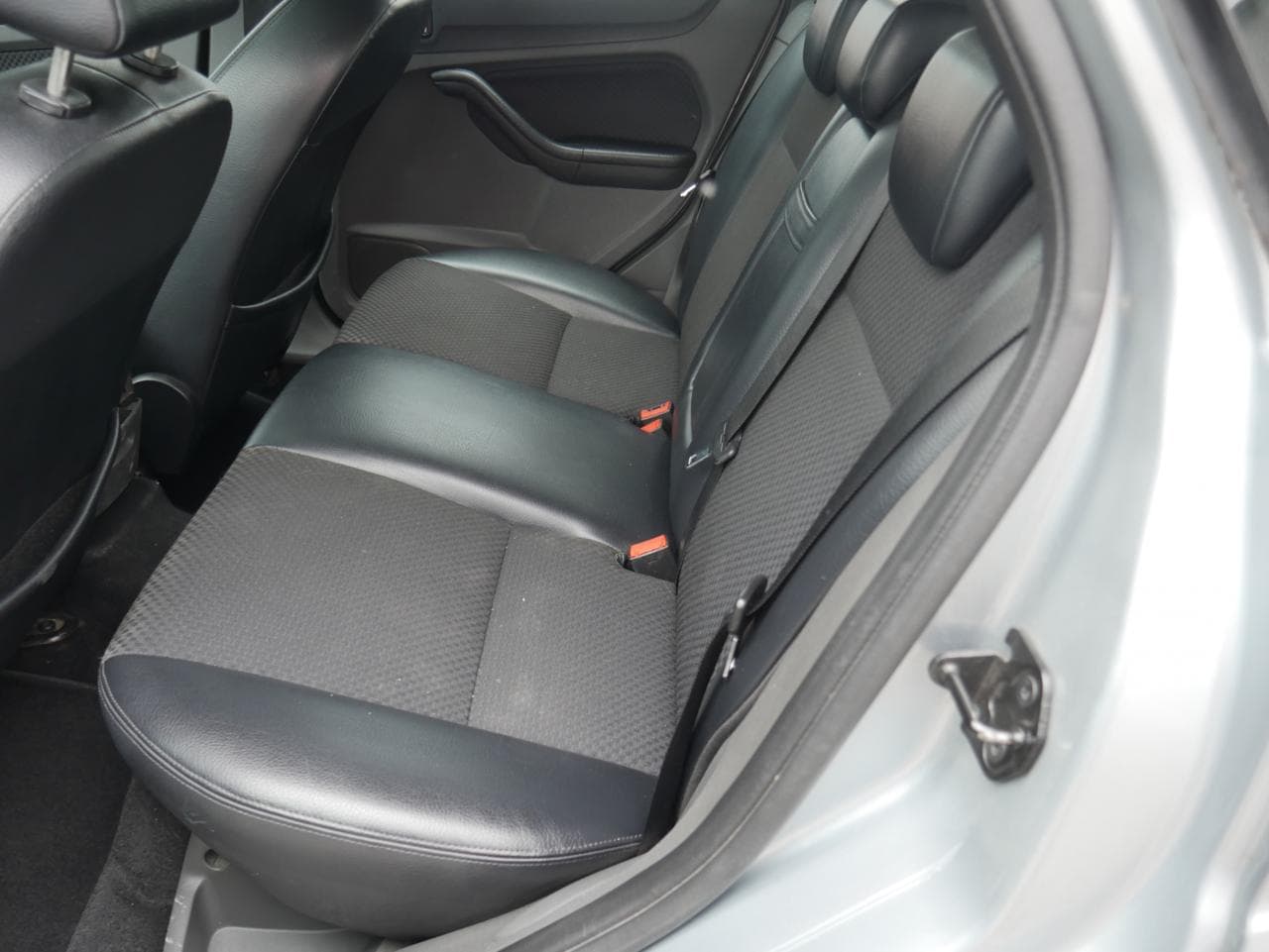 2005 Ford FOCUS - 10