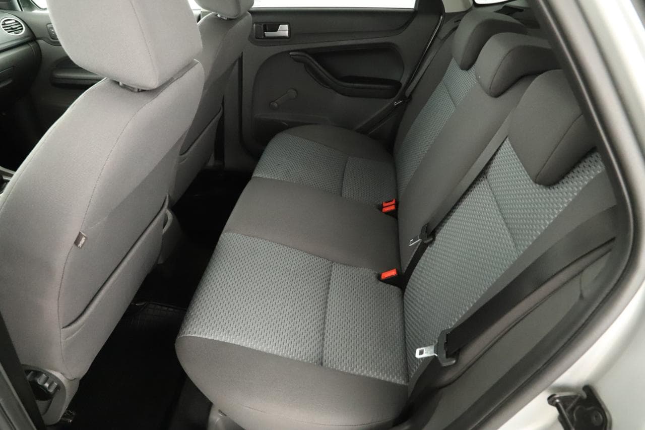 2006 Ford FOCUS - 12