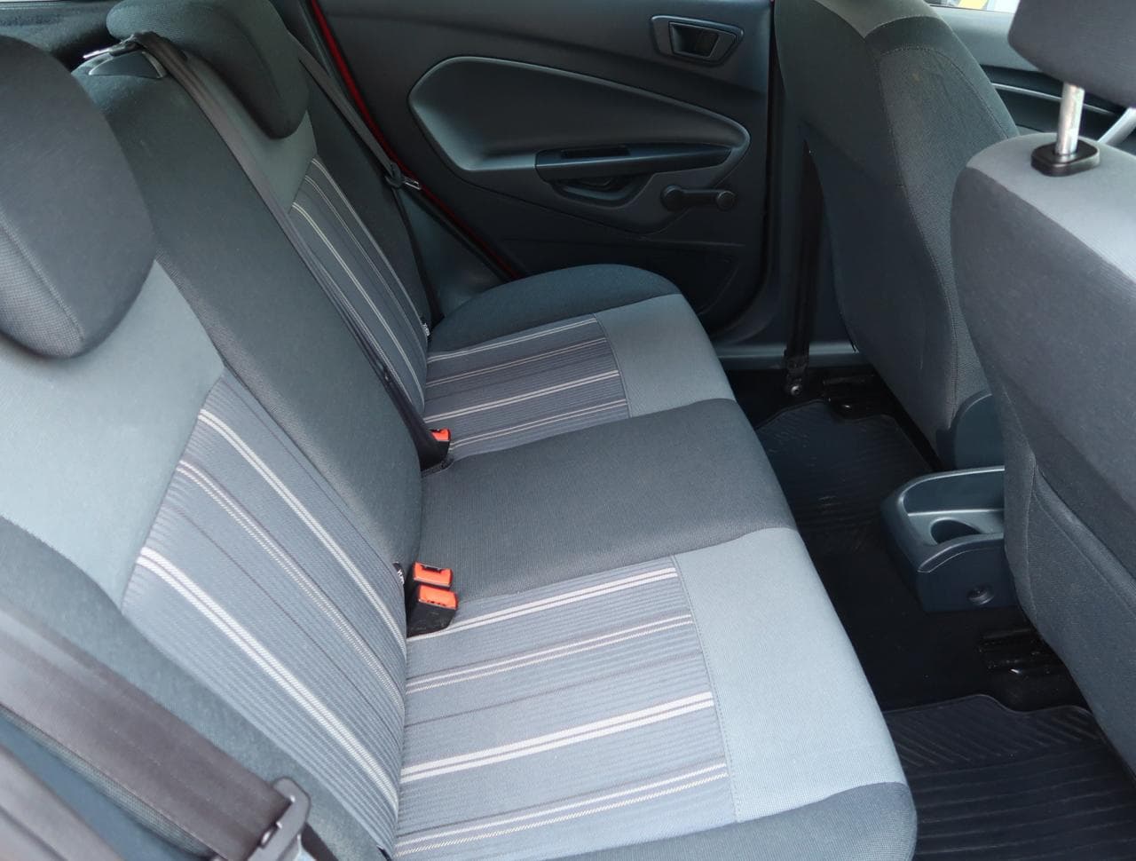 2010 Ford FIESTA - 13